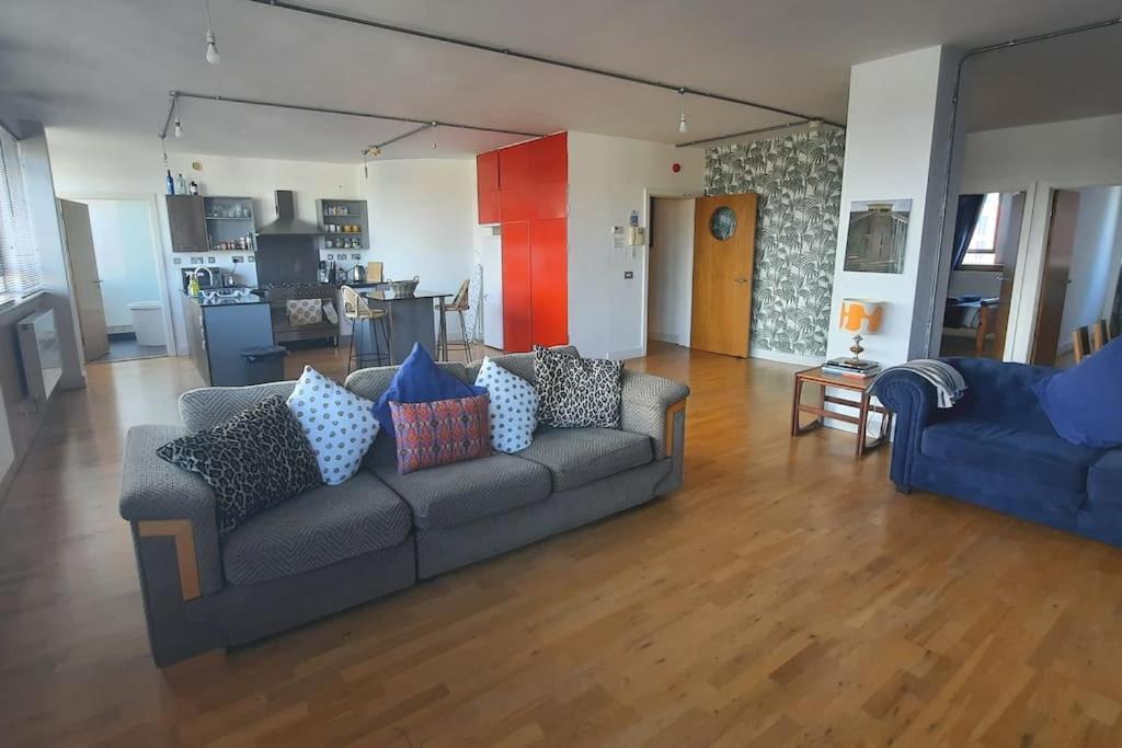 Trendy, Urban Open Plan Apartment 브리스틀 외부 사진